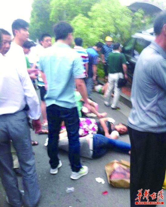 长沙一越野车撞上公交站台撞伤10人 1人重伤
