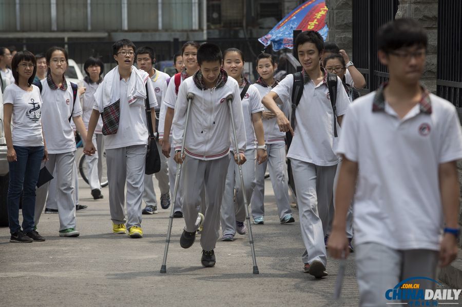 北京：8万考生今中考 考场外气氛轻松