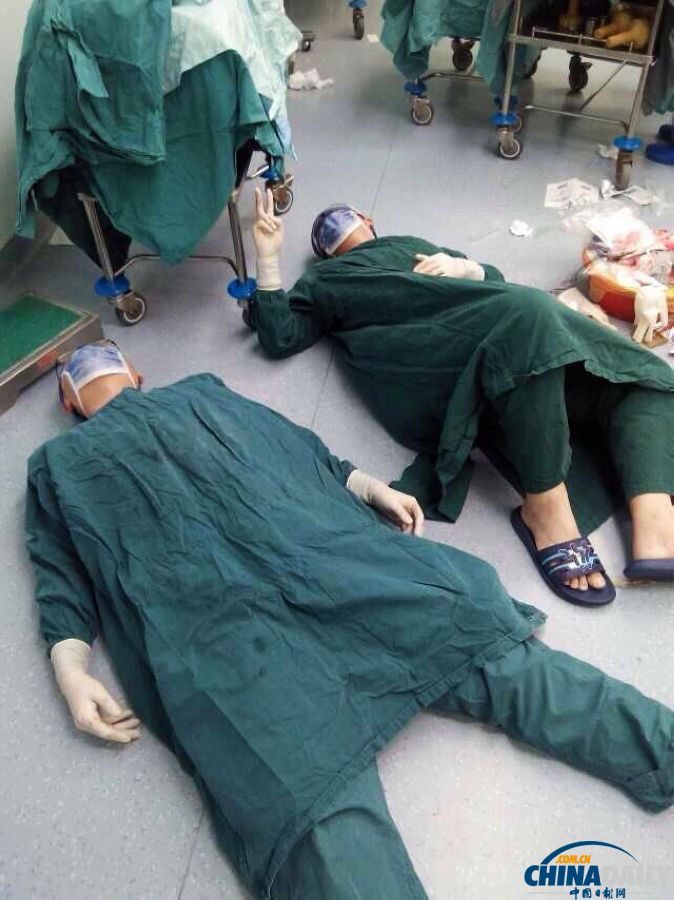福州协和医生连续手术32小时 累到瘫倒在地上