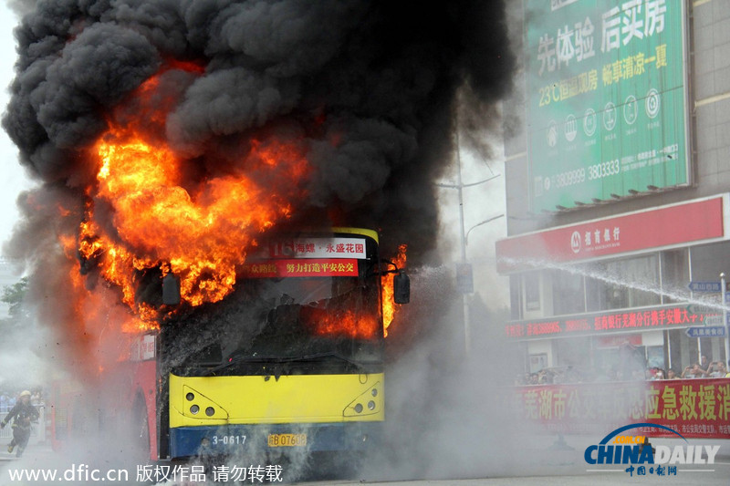 安徽芜湖闹市街头演练公交车反恐应急救援