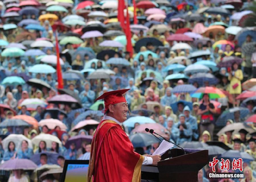 重庆大学万余毕业生冒雨聆听校长“最后一课”