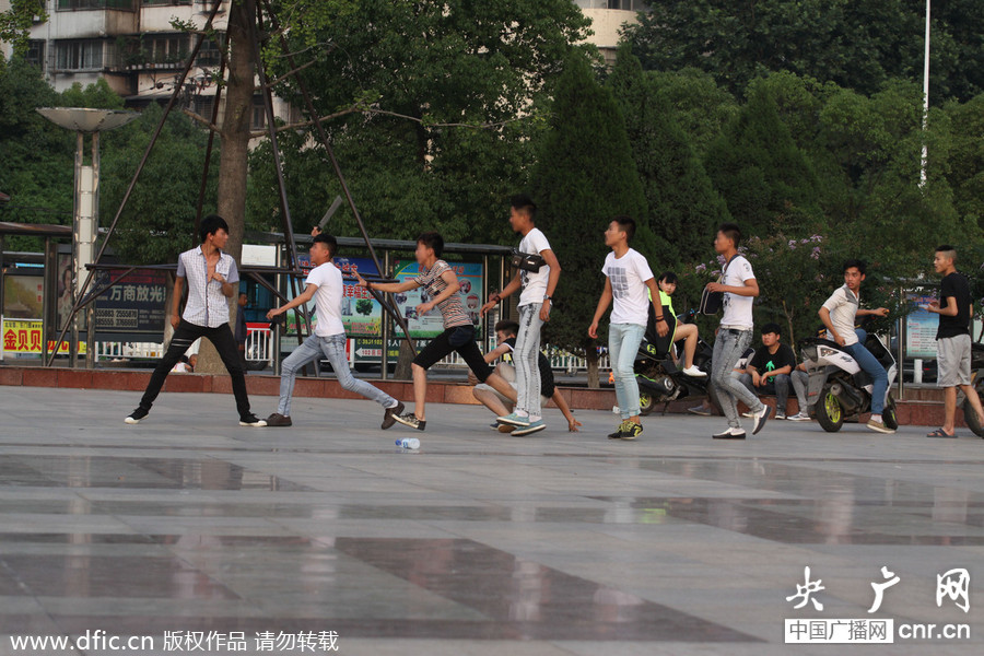 湖北襄阳街头中学生打群架