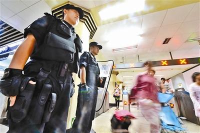北京警方进行今年最大规模地铁防恐检查(图)