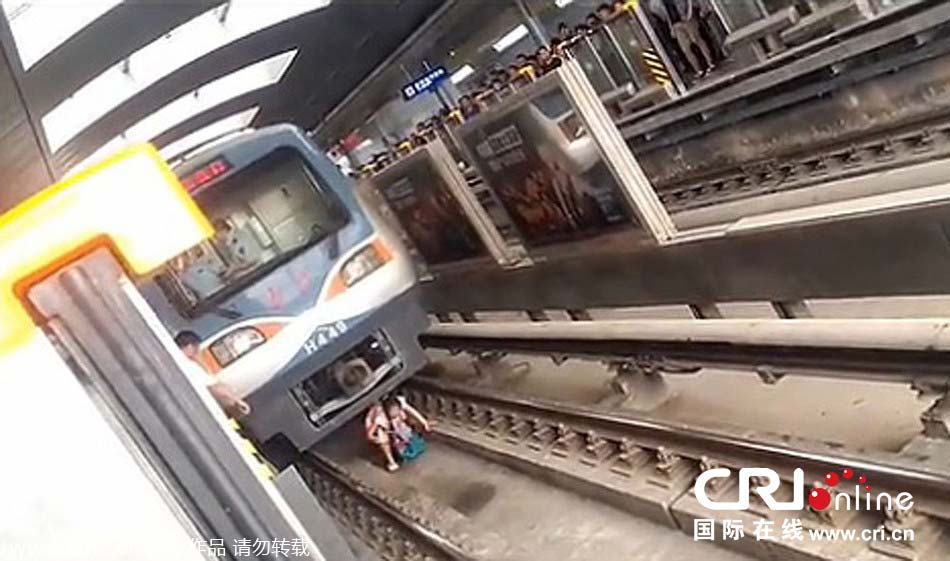 北京一孕妇跌落地铁站台 列车两米外紧急停车