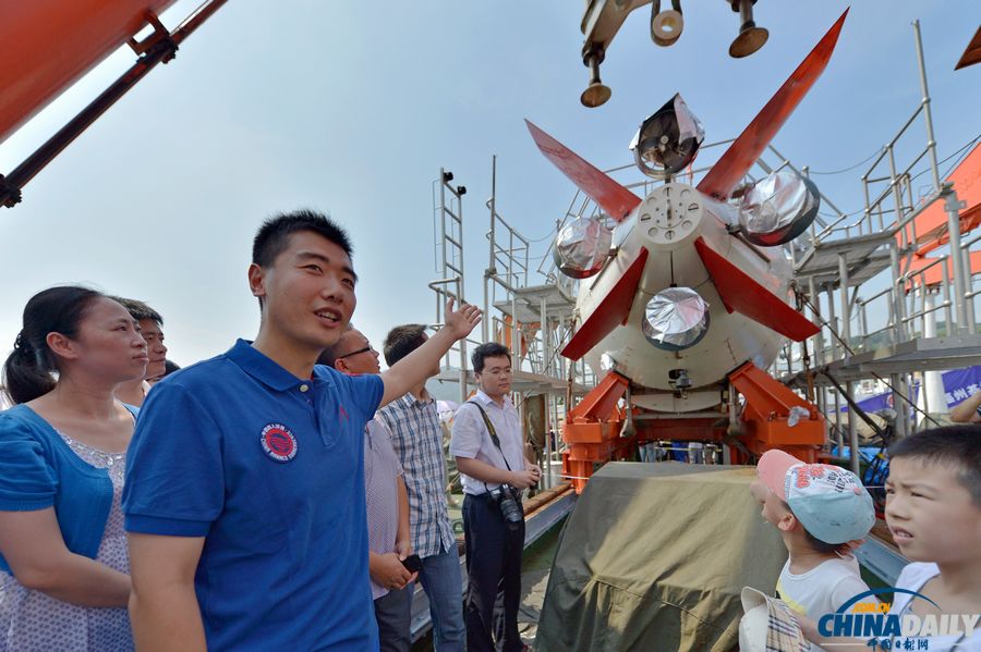 中国首艘载人潜水器“蛟龙”号对公众开放