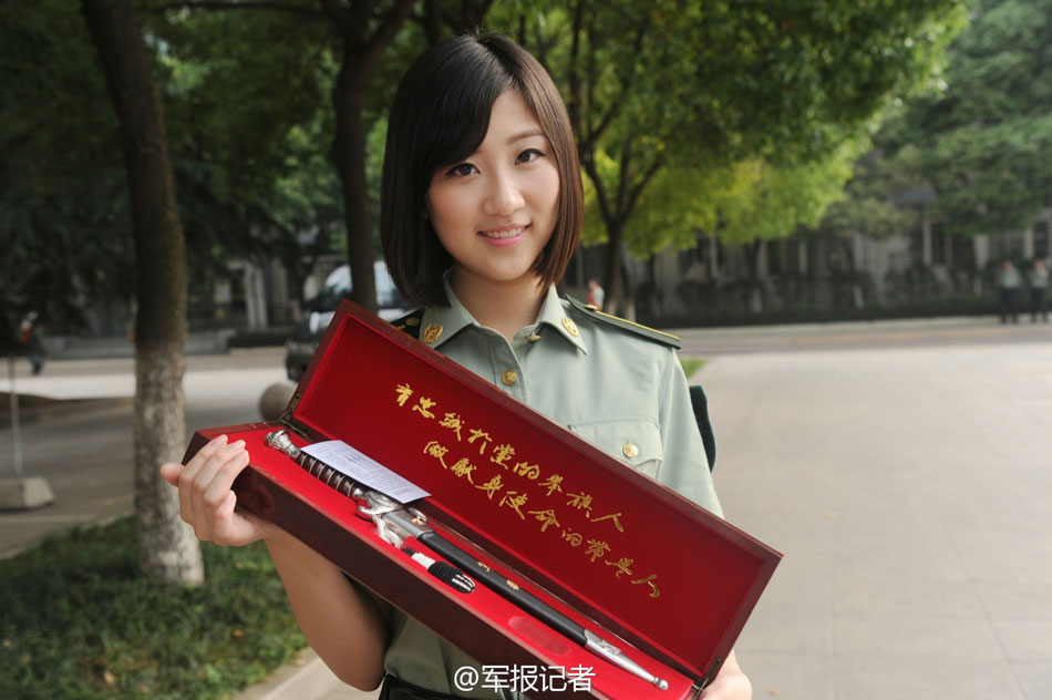 南京政治学院为毕业学员配发佩剑和军人身份牌(高清组图)