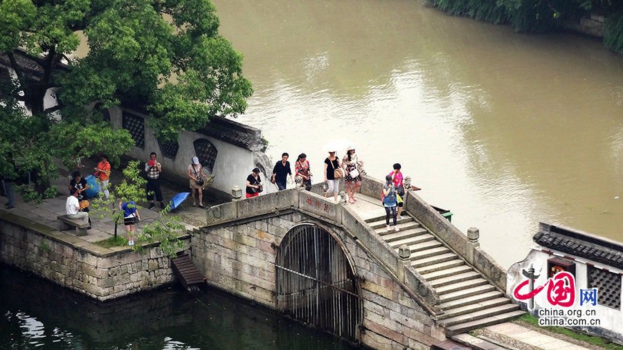 浙江绍兴现“阴阳河” 一墙之隔水质大不同