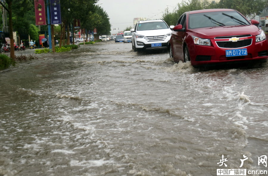 新疆库尔勒突发暴雨 积水漫城