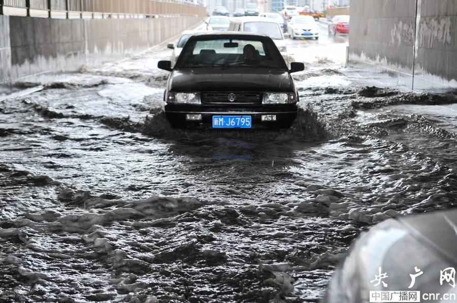 新疆库尔勒突发暴雨 积水漫城