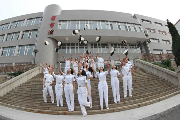 海军首批20名舰艇指挥专业女学员毕业