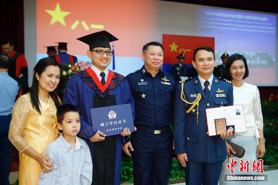 空军指挥学院为20名外军留学生授予军事硕士学位
