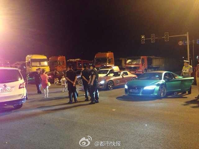 杭州30多辆超级跑车聚会狂飙