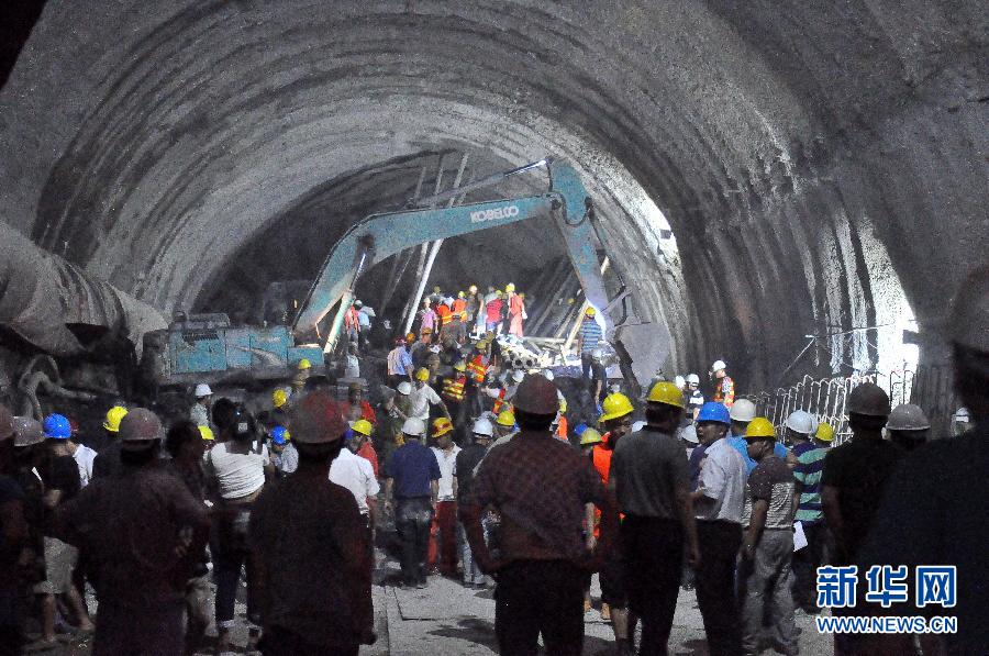 云南富宁发生隧道垮塌 15人被困400余人紧急救援