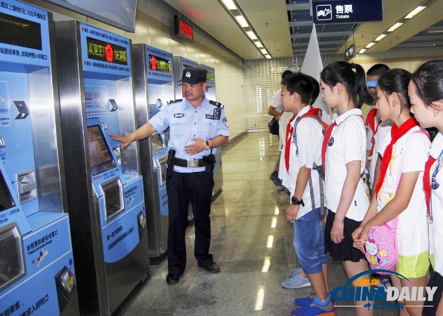 南京小学生暑期学习安全乘地铁