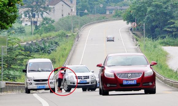 女子国道上拦车“抢劫” 被拒爬车滋事