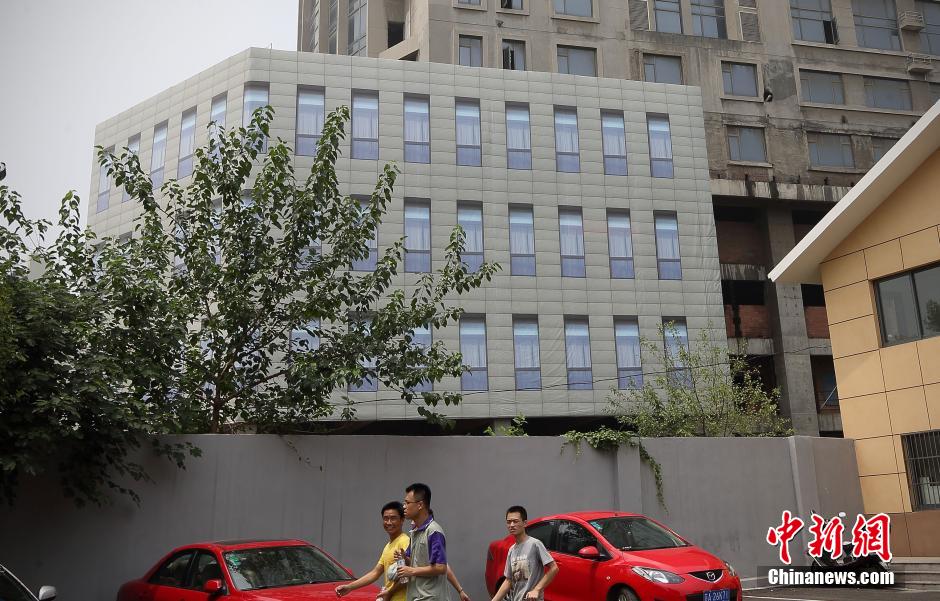 南京十年烂尾楼糊上塑料布“窗” 称为维护市容