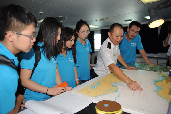 30多名两岸三地大学生南海夏令营营员到海南海事局参观交流