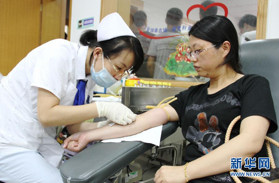 昆山血站告急 市民积极献血救治伤员