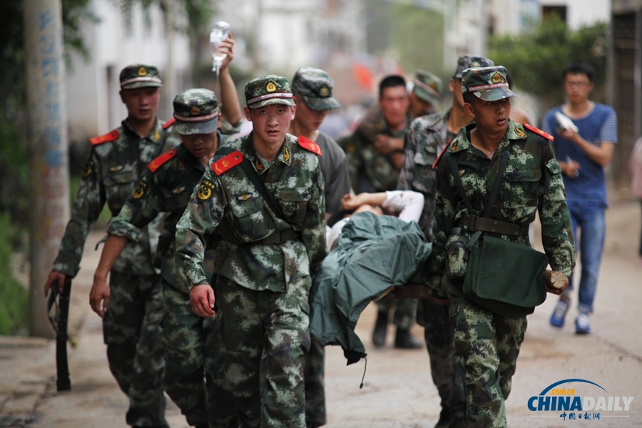 云南省昭通市鲁甸县发生6.5级地震 武警紧急救援