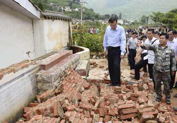 李克强在云南鲁甸地震震中为遇难者默哀