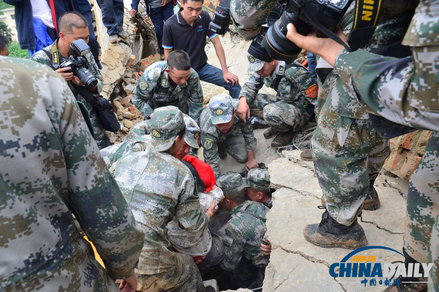 组图：救援官兵挺进灾区 全力搜救幸存者