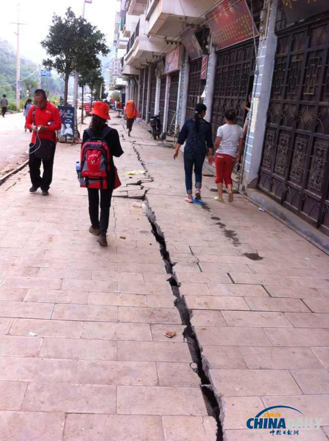 云南鲁甸地震致乡镇中心地面开裂 搜救犬协助现场