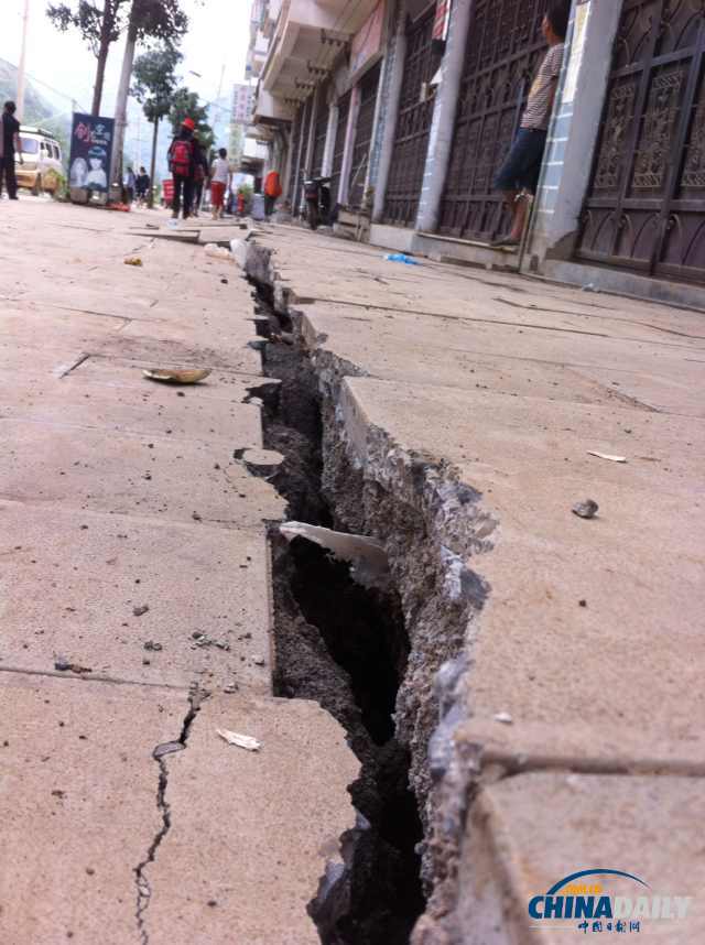 云南鲁甸地震致乡镇中心地面开裂 搜救犬协助现场