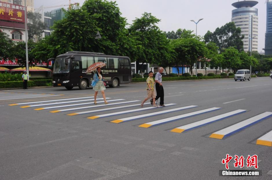 广西首条3D彩色斑马线亮相街头