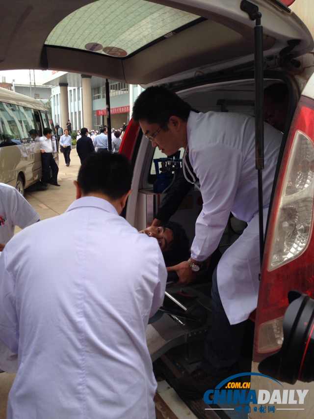 组图：鲁甸县医疗人员紧急接收震中龙头山镇伤员
