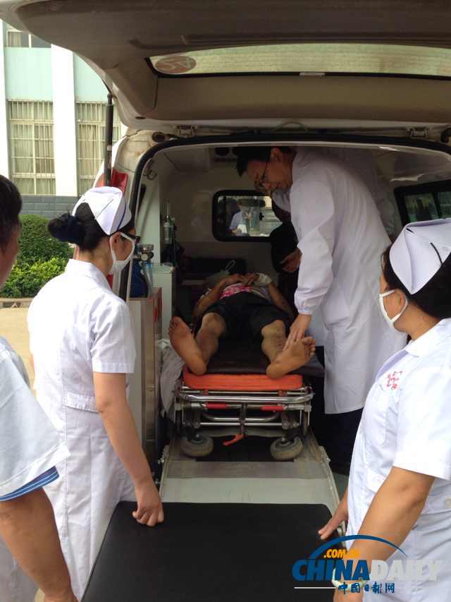 组图：鲁甸县医疗人员紧急接收震中龙头山镇伤员