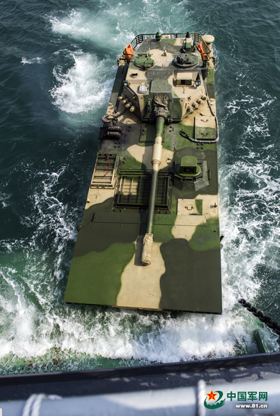 两栖装甲分队远海全浮装载与抢滩登陆演练