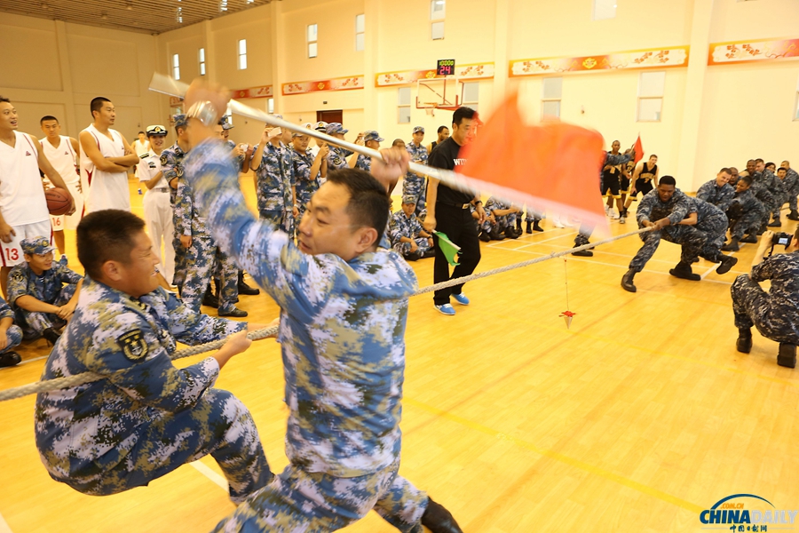 中美海军水兵在青岛举行友谊比赛