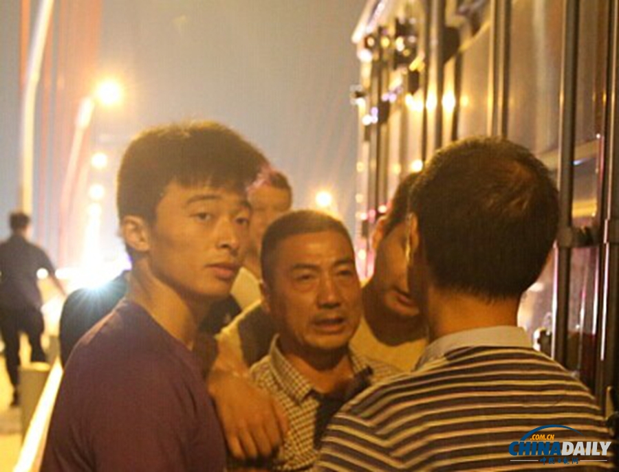 武汉劫持大巴嫌犯已被警方控制 谈判专家正与其周旋