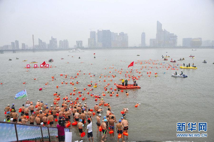杭州2500余人横渡钱塘江