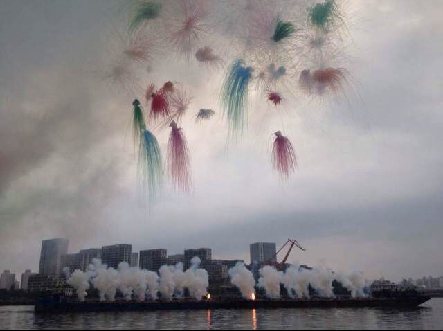 艺术家用烟花“炸”黄浦江