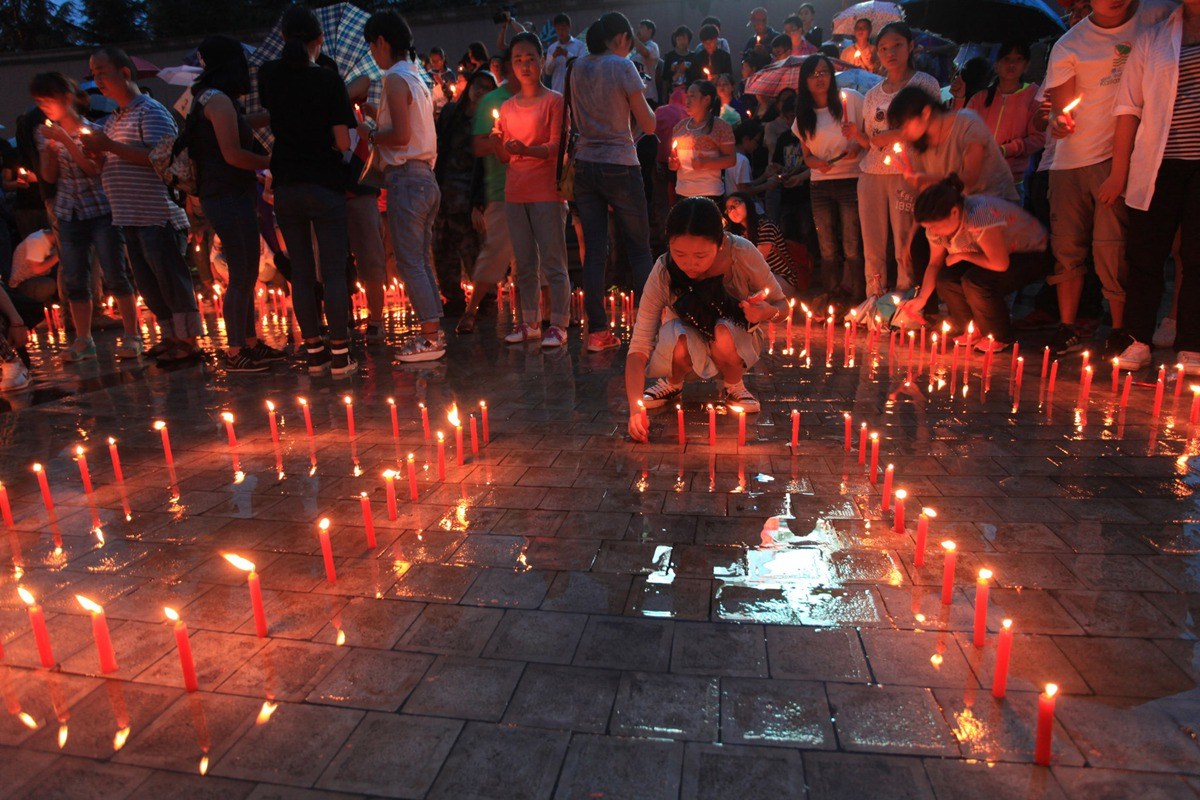 民众为地震逝者燃烛祈福 照亮鲁甸县广场