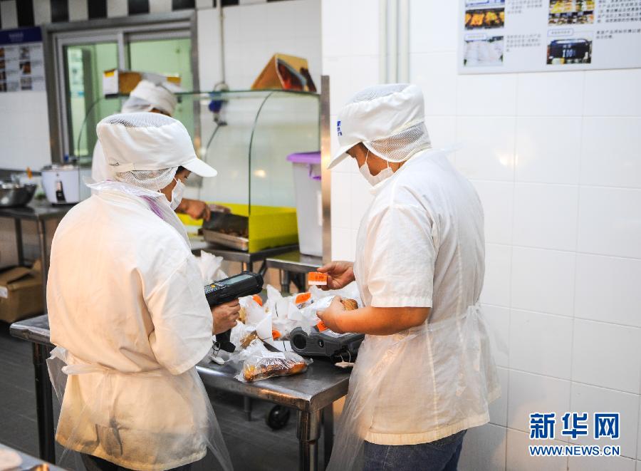 深圳沃尔玛超市被曝熟食用油“一个月不换”