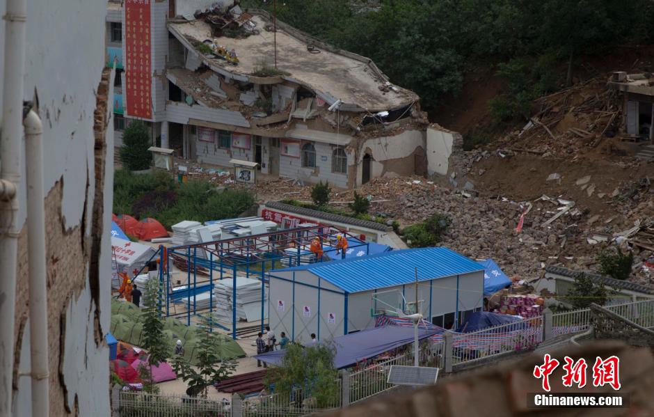 云南鲁甸地震重灾区第一所板房希望小学开建