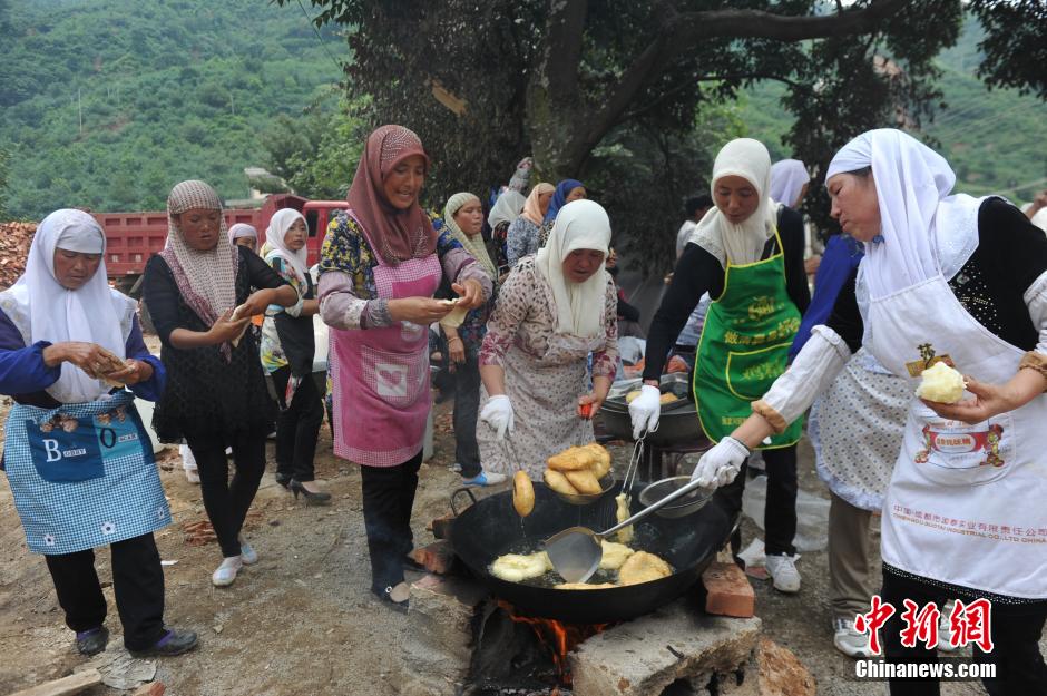 鲁甸回族女性为受灾民众自制清真食物