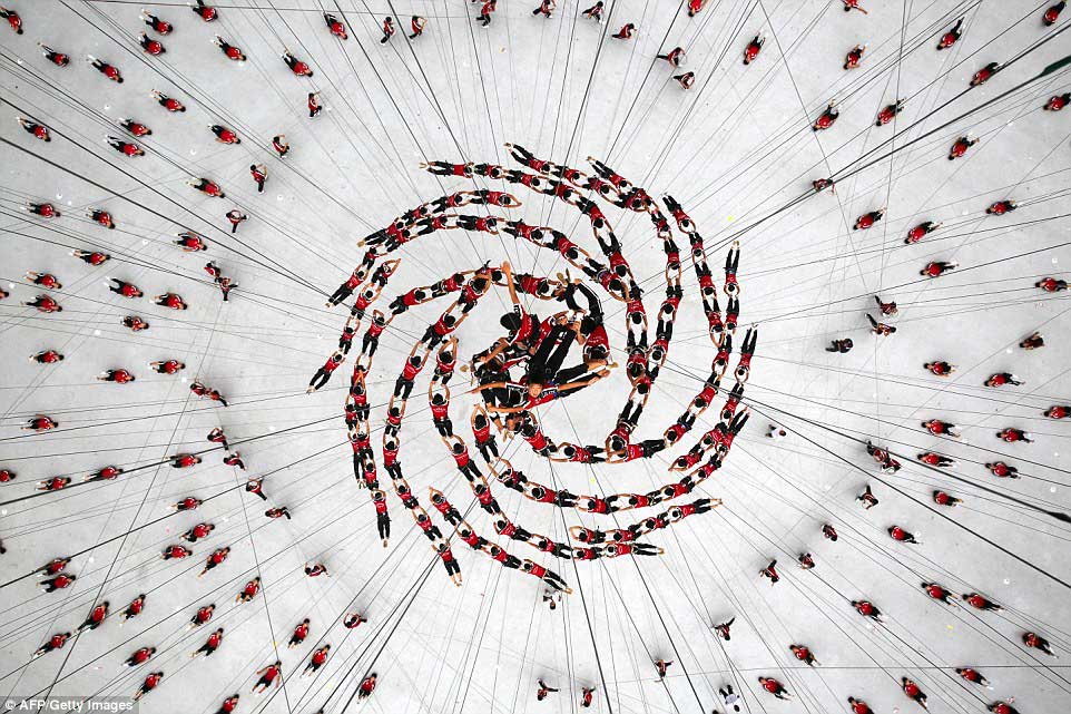 青奥会开幕式中国学生摆空中最大立体几何造型