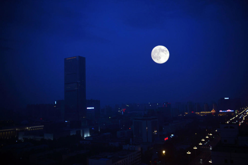 “超级月亮”亮相北京上空