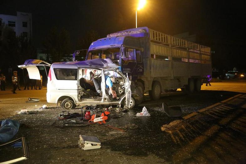 哈尔滨大货车与面包车相撞致8人遇难