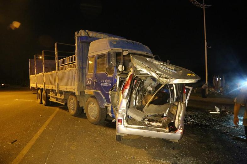 哈尔滨大货车与面包车相撞致8人遇难