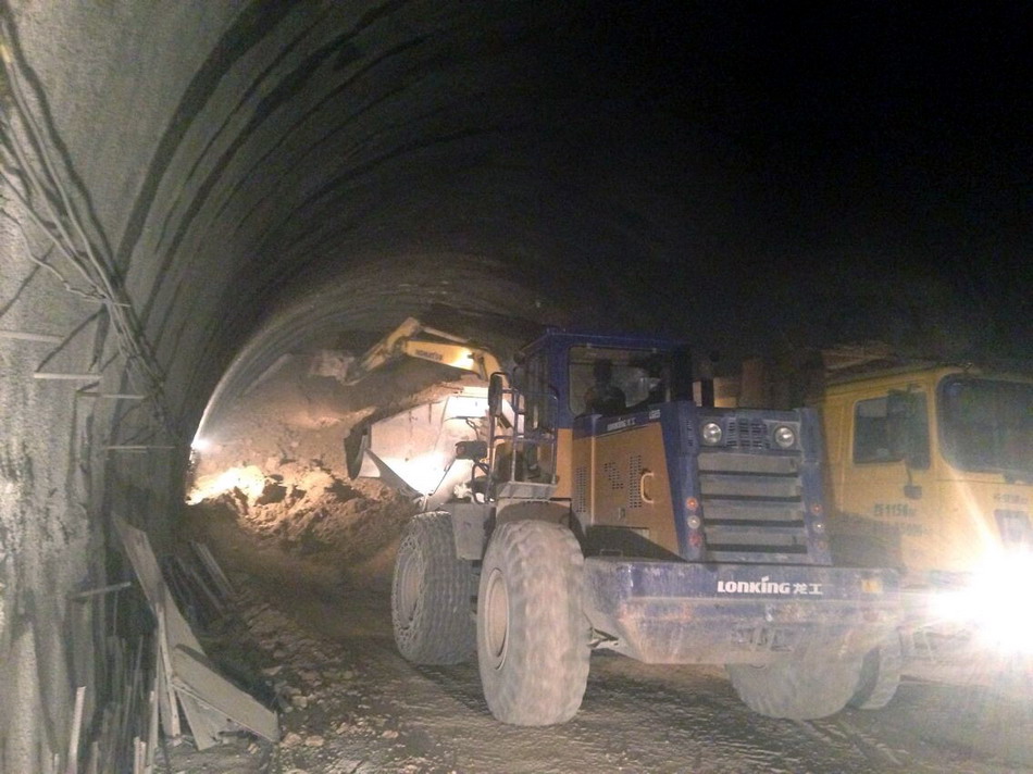 贵州石阡县隧道坍塌 13名被困人员暂无生命危险
