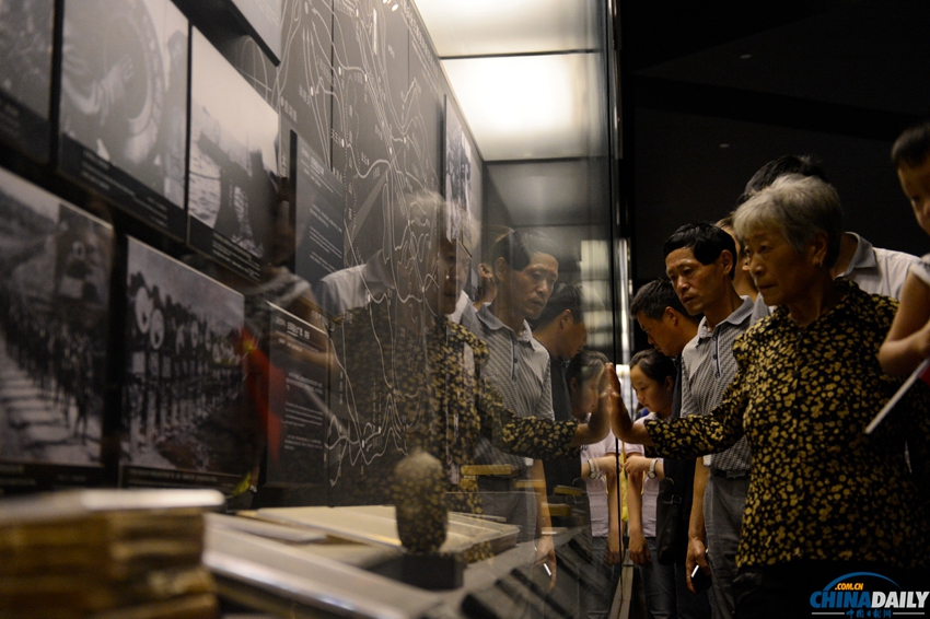 “8.15”前参观者到南京大屠杀纪念馆回顾历史