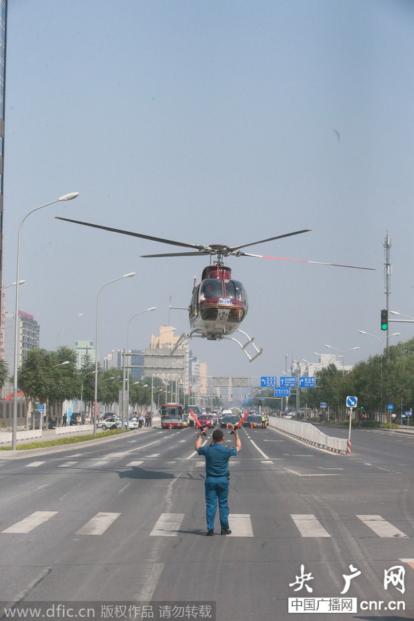 马路变身机场 交警封路直升机送病患