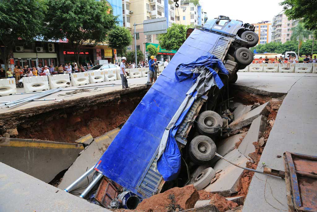 广西梧州一街道坍陷现天坑 车辆被“吞”