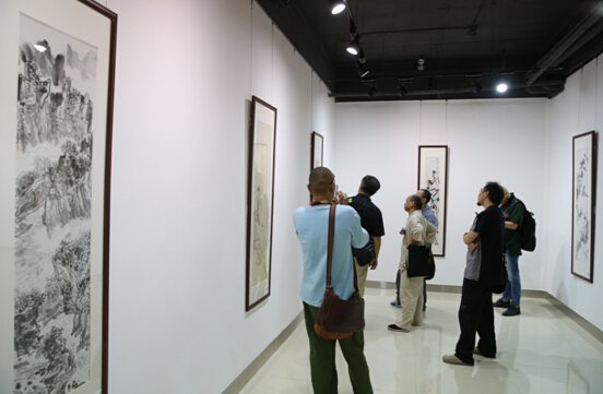 “上善若水——中国画名家作品义卖展”在成都开幕