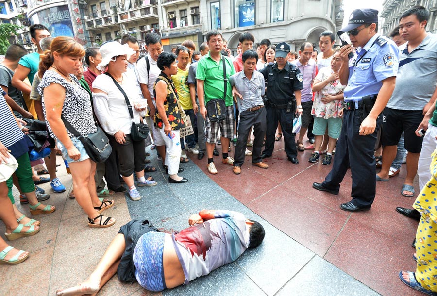 武汉:两瓜贩抢摊位引发血案 一人被刺身亡