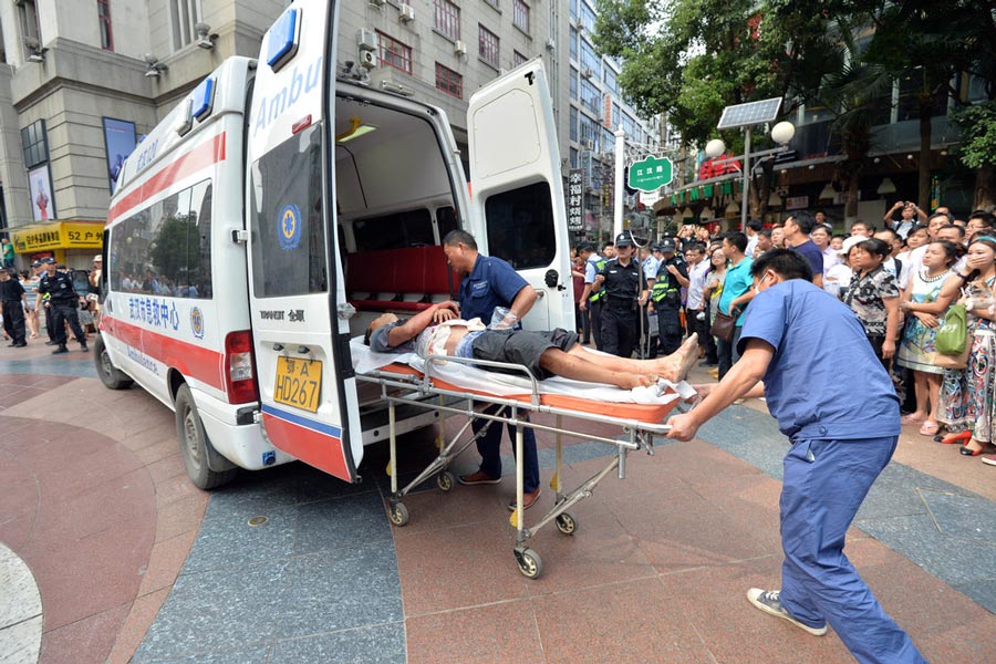 武汉：两瓜贩抢摊位引发血案 一人被刺身亡